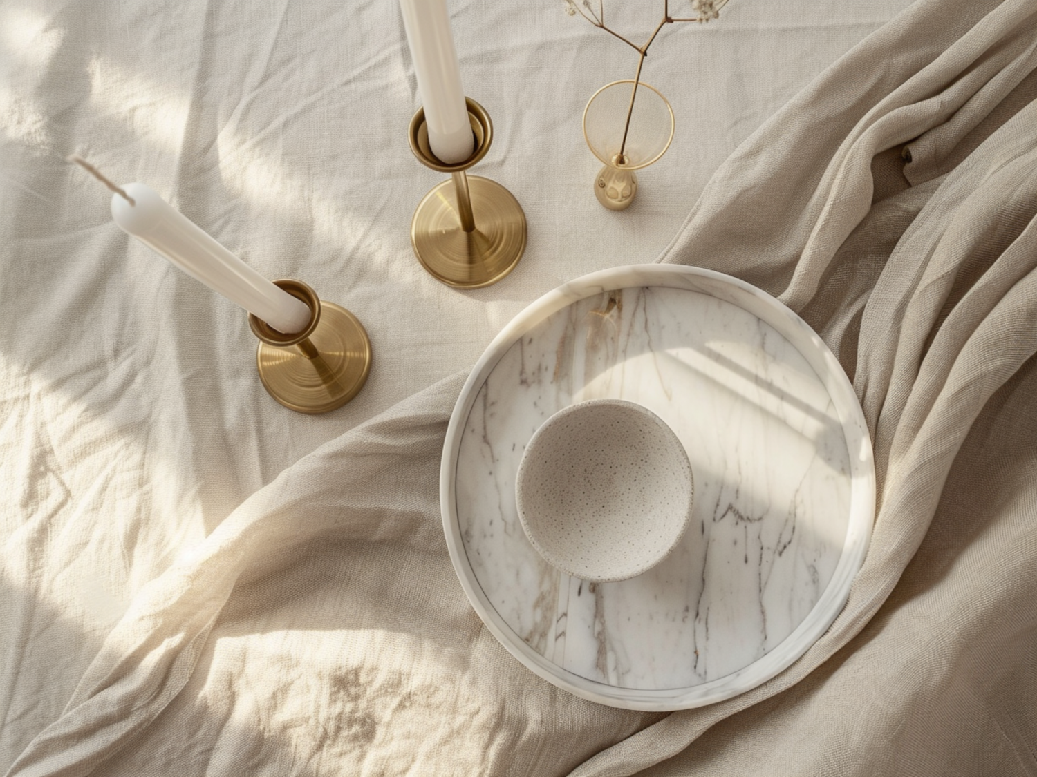 Jakie dodatki najlepiej pasują do wnętrz w stylu skandynawskim z akcentami glamour?